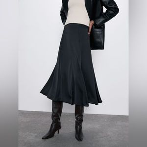 🤍 Zara Black Satin Effect Midi Skirt